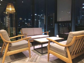 夜はさらに落ち着いた雰囲気に - BasisPoint 名古屋店 名古屋エリア4名向けソファ席の室内の写真