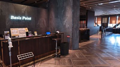 受付にはスタッフが常駐 - BasisPoint 名古屋店 名古屋エリア4名向けソファ席の入口の写真