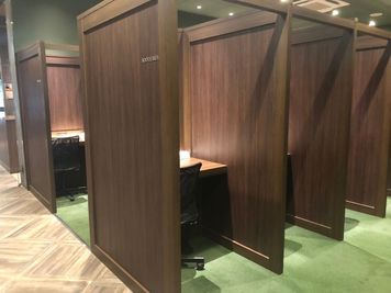 仕切られているので周りが気になりにくいです - BasisPoint 名古屋店 名古屋エリア1名ブース席の室内の写真