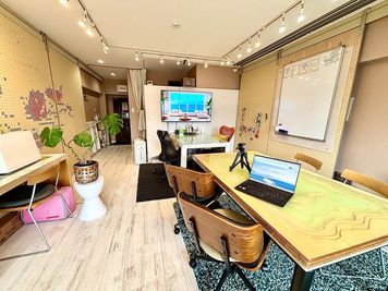 55㌅テレビ100㌅プロジェクター完備/ボードゲーム/ミシン/オフ会/飲み会　除菌◎東新宿/大久保駅 24H営業  - プラスぺ東新宿　観賞会/動画配信/会議/オフ会