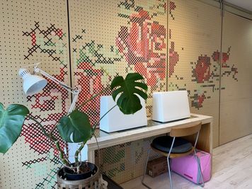 ミシン席です - プラスぺ東新宿　観賞会/動画配信/会議/オフ会 プラスぺ東新宿　55インチ大型テレビ完備の設備の写真