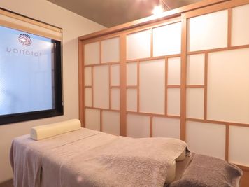 施術スペース内に大きな窓 - 個室鍼灸サロンtotonou 個室サロンtotonouの室内の写真