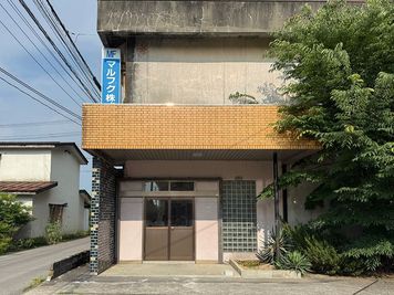 施設入り口になります。扉を開けた２階がスタジオです。 - 来たるべき言葉のために 白ホリゾントスタジオの外観の写真