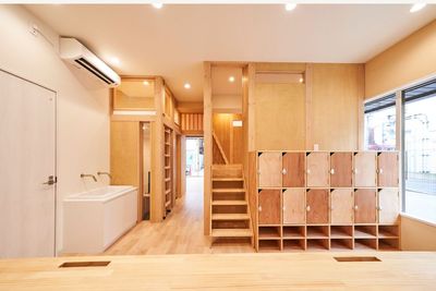 施設に入ると、登ったり潜ったり出来るお部屋が見えて、子どもたちの好奇心をくすぐる仕掛けがたくさん！ - 託児所ゆかんち 子どもが楽しいレンタルスペース！の室内の写真