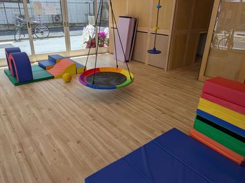 1番大きいお部屋は遊具があってパワフルな子どもたちも思いっきり遊べます！遊具を片付けてお誕生日会などのパーティー会場にも♪ - 託児所ゆかんち 子どもが楽しいレンタルスペース！の室内の写真