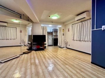 メインフロアと奥の専用着替えスペース（カーテン付）。ふたつめの扇風機はあそこ。 - 新宿ミネルバビル 東新宿歌舞伎町のだんだだん【3F】Dance the Danceの室内の写真