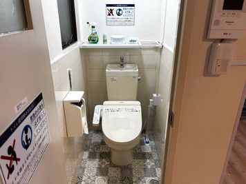 室内に専用のトイレあります。 - 新宿ミネルバビル 東新宿歌舞伎町のだんだだん【3F】Dance the Danceの室内の写真