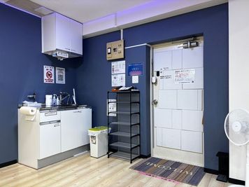 スペース内は土足禁止（土足は玄関マットまで）。靴置場。流し台。 - 新宿ミネルバビル 東新宿歌舞伎町のだんだだん【3F】Dance the Danceの室内の写真