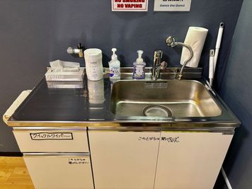 流し台。！熱湯注意！　右脇にクイックルワイパー本体２本…指で押し込む通常式（短め）、ワンタッチ式（長め）。引き出しの中にクイックルワイパーシート。 - 新宿ミネルバビル 東新宿歌舞伎町のだんだだん【3F】Dance the Danceの室内の写真
