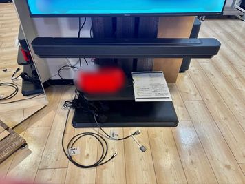 テレビとスピーカー。
テレビ画面共有用HDMIケーブル　・USB Type-C用　・HDMIオス（メス変換アダプタ付） - 新宿ミネルバビル 東新宿歌舞伎町のだんだだん【3F】Dance the Danceの室内の写真