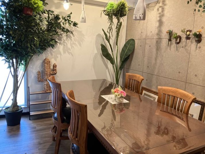 広目の4人用テーブル 横浜駅5分 - アイデスク横浜自習室