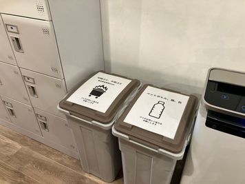 ゴミはゴミ箱へお願いします - アイデスク横浜自習室 広目の4人用テーブル 横浜駅5分の設備の写真