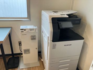 コピー機もご利用可能です。白黒1枚5円、カラー10円 - アイデスク横浜自習室 広目の4人用テーブル 横浜駅5分の設備の写真