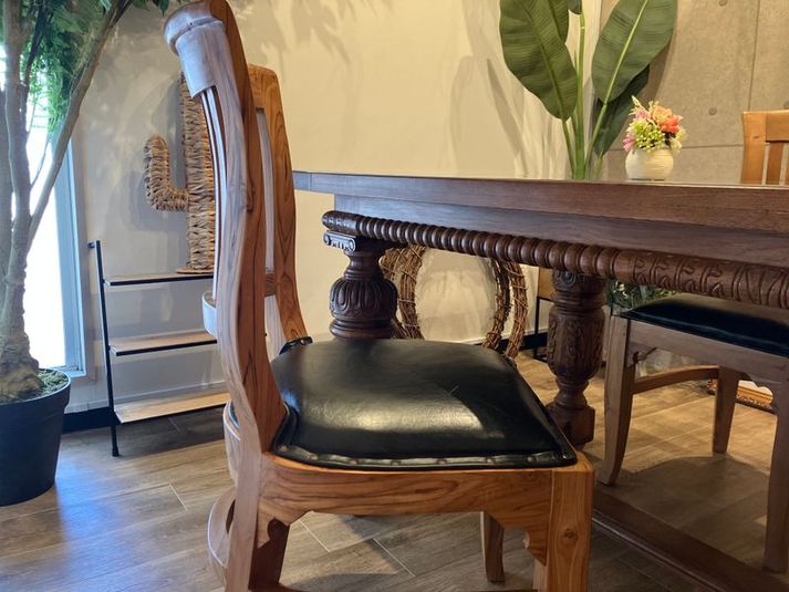 広目の4人用テーブル 横浜駅5分 - アイデスク横浜自習室