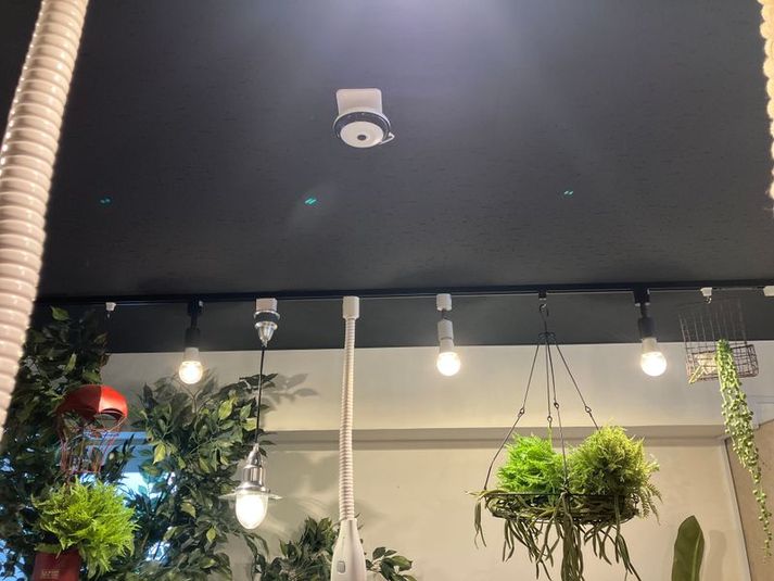 広目の4人用テーブル 横浜駅5分 - アイデスク横浜自習室