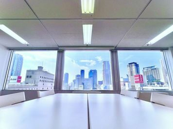 スタンダード会議室　大阪梅田店 B会議室の室内の写真