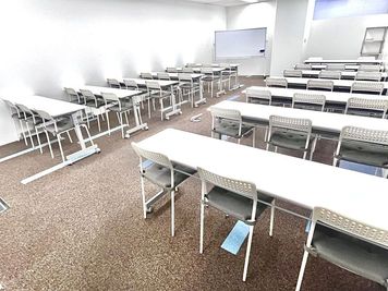スタンダード会議室　大阪梅田店 C会議室の室内の写真