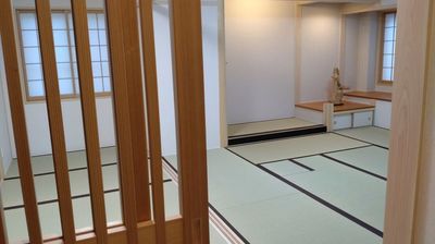 格子戸をくぐり和室へ - 新花小町イベントスペース 【土日祝】和室（茶釜用炉あり）の入口の写真