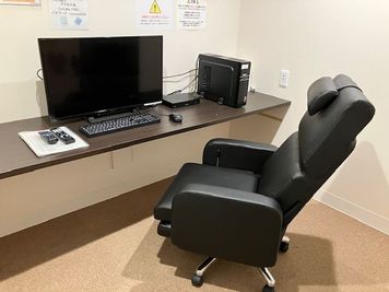 全部屋空調＆PC完備。
webカメラやヘッドセット等の無料レンタルも行っております。 - ネットカフェココネ テレワーク専用ルームの室内の写真