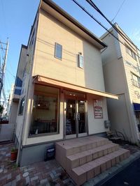 奉還町商店街を抜けてすぐの大通りに面した建物の一階部分。 - シェアショップ ツドイバ 岡山駅から徒歩10分のレンタルスペース【飲食店営業・菓子製造業】の外観の写真