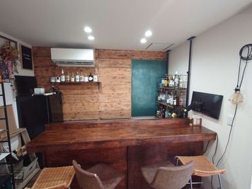 バーカウンターやモニターも。 - シェアショップ ツドイバ 岡山駅から徒歩10分のレンタルスペース【飲食店営業・菓子製造業】の室内の写真