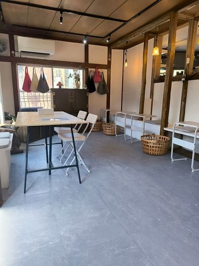 テーブルや椅子は移動できる箱としても利用可能です - tumugu iliya キッチン付きレンタルスペースの室内の写真