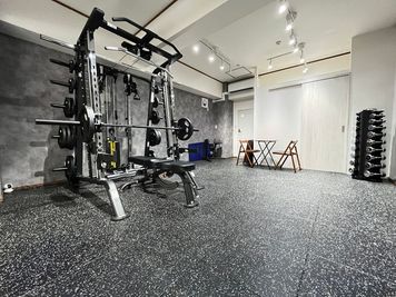 MIYAZAKI GYM武蔵小杉駅前店の室内の写真