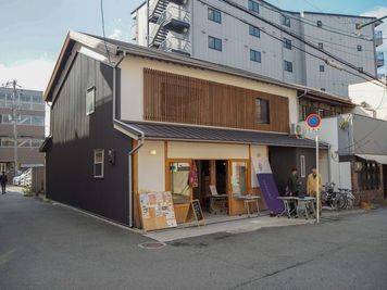 近鉄長瀬駅から徒歩2分で前には学生が多く通るほか、郵便局もあるので地域住民の方もよく訪れる場所です。
建物前での出店や車1台の駐車も可能です。 - ながせのながやレンタルスペース ながせのながやレンタルスペース【キッチン利用なし】の外観の写真