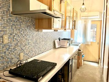 レンタルキッチンは幅が3m以上あり、床は清掃のしやすい土間仕上げです。※キッチン利用は別プランをご利用ください。 - ながせのながやレンタルスペース ながせのながやレンタルスペース【キッチン利用なし】の室内の写真