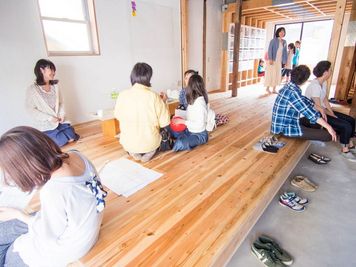 大人数でも対応可能です。 - ながせのながやレンタルスペース ながせのながやレンタルスペース【キッチン利用なし】の室内の写真