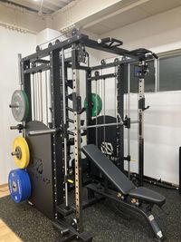 オールインワンラック完備のトレーニングルーム！明るく広々とした完全個室！！ - Studio KANADE