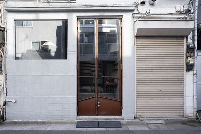 機材荷物の持ち込みもしやすい大きなドアです。OUETはこの建物の２Fになります。 - ORAND/OUET OUET_ワークショップ等のための時間貸しプランの入口の写真