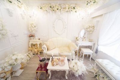 たくさんの花に包まれた自然光がたくさん入るガーリー＆フェミニンなStudioです - 撮影スタジオ「Mirai Studio 西新宿」 撮影スタジオ「MiraiStudio西新宿」の室内の写真