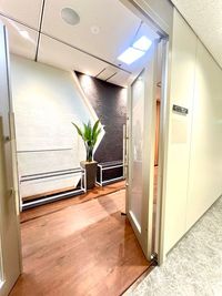 スタンダード会議室　大阪梅田店 B会議室の入口の写真