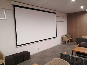 150インチの大型スクリーン完備。大迫力画面で映し出せます。会議や研修などでもご利用可能です。 - レンタルスペース東洋、東洋ビル貸会議室（堺東） 地下１階パーティールームTOYOの設備の写真