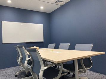 中会議室：オプション利用可 - ミートアップカフェ西新宿 25名イベントスペース（大会議室）の設備の写真