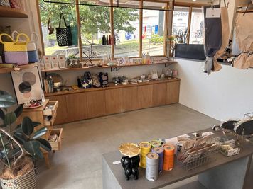 雑貨販売スペース。
委託販売もしています。 - atelier un momon アトリエアンモモン レンタルスペース　多目的スペースの室内の写真