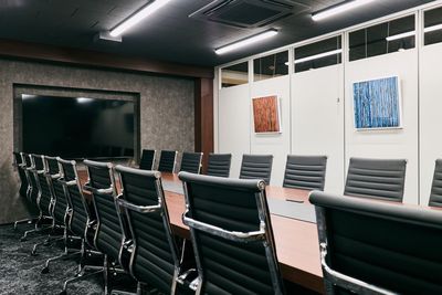 明るい室内で資料なども見やすい環境です。 - Executive Suite Lounge 麹町  貸し会議室「chocolat」の室内の写真