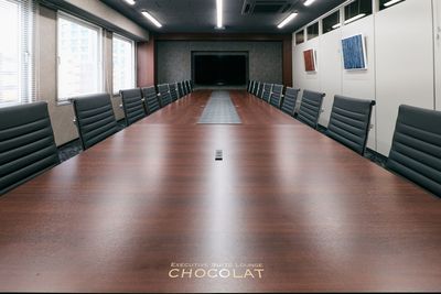 大人数でもゆったりと座れる広々した空間。 - Executive Suite Lounge 麹町  貸し会議室「chocolat」の室内の写真