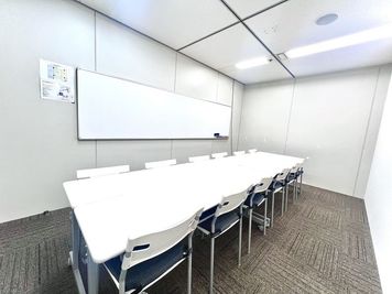 12名掛け - スタンダード会議室　大阪梅田店 ミーティングルームAの室内の写真