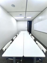 12名掛け - スタンダード会議室　大阪梅田店 ミーティングルームAの室内の写真