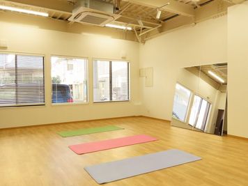 明るくナチュラルな多目的スペース!大きな鏡とホワイトボード完備で、ヨガやトレーニング、講座、会議の使用に大好評!! - Studio KANADE
