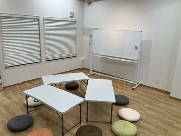 ホワイトボードを使って打ち合わせやミーティングに好評です。
後ろの壁をスクリーン代わりにプロジェクターで映像を映すことも。 - Studio KANADE 多目的スペースの室内の写真