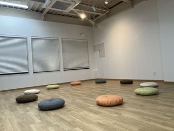 天井高く広々として気持ちの良い落ち着いた空間 - Studio KANADE 多目的スペースの室内の写真