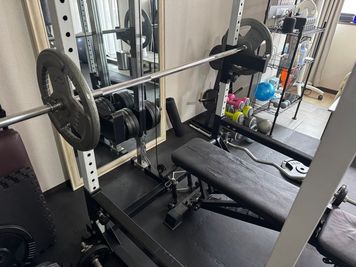 パワーラックも完備
最大120kgでしっかり追い込めます - 多目的レンタルジム　THC ジム・整体・サロン利用の出来るレンタルスペースの設備の写真