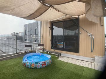 屋上にシャワーホースがあるので簡易な水遊びできます♪
小サイズのビニールプールご持参いただけたら小さなお子様のプール遊び出来ます♪ - 屋上付きお部屋レンタルスペースASOBIBAの室内の写真