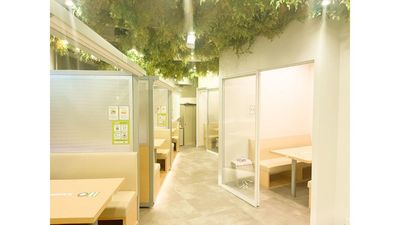 FEEEP池袋東口店 	FEEEP池袋東口店｜定員 1名カウンター席｜席番号2(C)の室内の写真