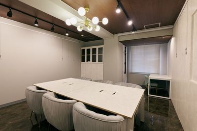 明るいくも落ち着いた雰囲気の空間です。 - Executive Suite Lounge 麹町 貸し会議室 「milk tea」の室内の写真