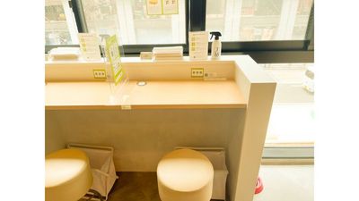 FEEEP池袋東口店 FEEEP池袋東口店｜定員 1名カウンター席｜席番号1(C)の室内の写真