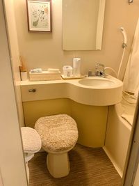 トイレはユニットですが、清潔に保っています。トイレットペーパー、ハンドペーパー、ハンドソープ完備 - レンタルサロン　Renabeau（リナビュー） レンタルサロン Renabeau(リナビュー）の室内の写真